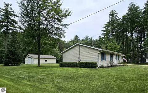 910 Geller Ct, East Tawas, MI 48730