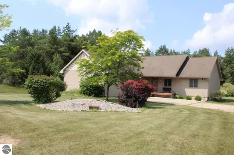 6151 NW Smith Rd, Rapid City, MI 49676