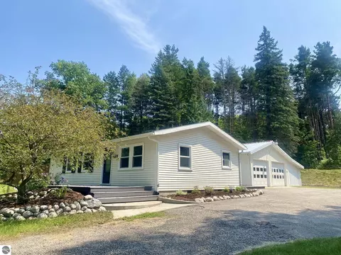 8926 E Bingham Rd, Traverse City, MI 49684