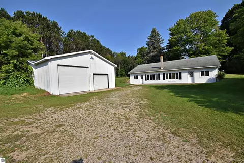 230 Howard St, Tustin, MI 49688