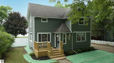 206 W Maple St, Shepherd, MI 48883