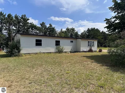 8872 Valley Rd NW, Rapid City, MI 49676