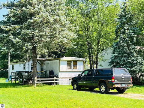 5780 Southview Dr, Lake City, MI 49651