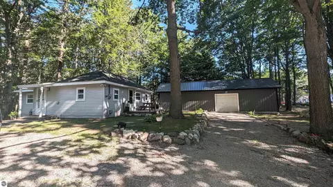 957 Ranch Rd, Indian River, MI 49749