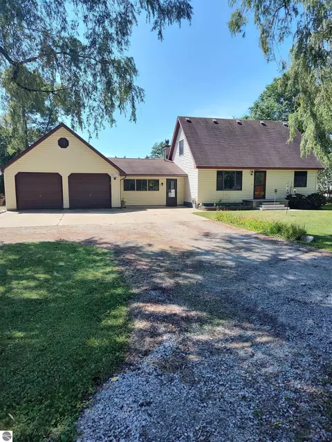 145 Roberta Dr, Tawas City, MI 48763