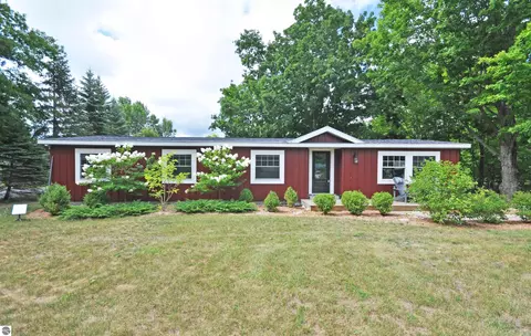 7076 S Dunns Farm Rd, Maple City, MI 49664