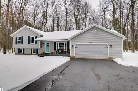 5175 Marks Ln, Traverse City, MI 49684