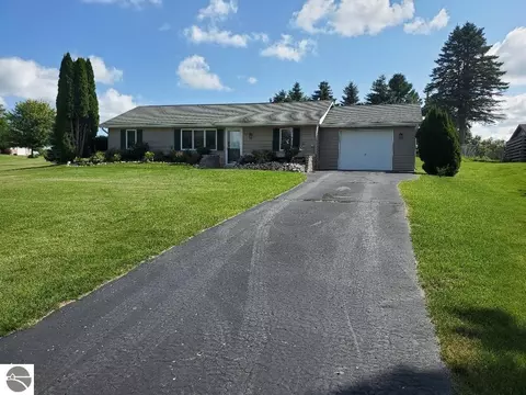 1065 Clubhouse Dr, Lake Isabella, MI 48893