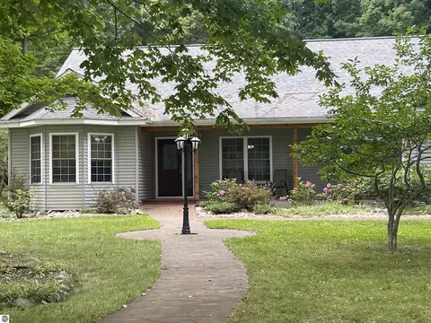 3250 Juniper Dr, Farwell, MI 48622 photo 2