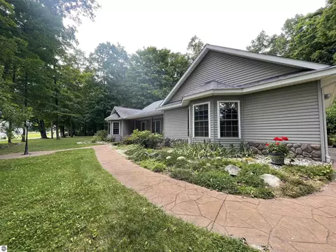 3250 Juniper Dr, Farwell, MI 48622 photo 7