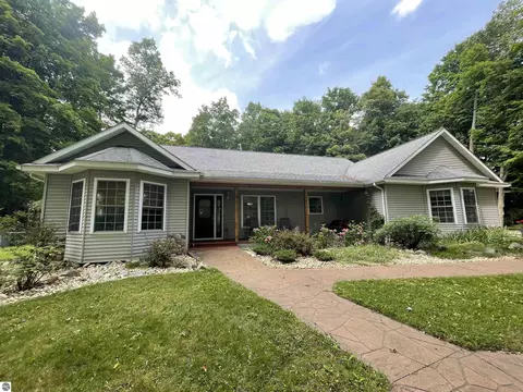 3250 Juniper Dr, Farwell, MI 48622 photo 3