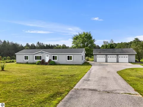 2518 W 32 Rd, Cadillac, MI 49601