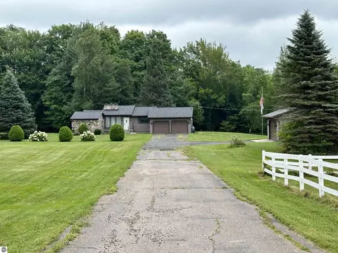 1103 N Cr 545 N County Rd, Skandia, MI 49885