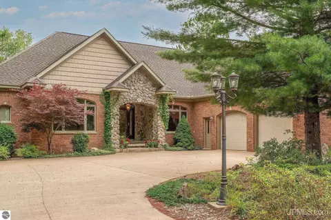 277 Lakewood Ln, Marquette, MI 49855