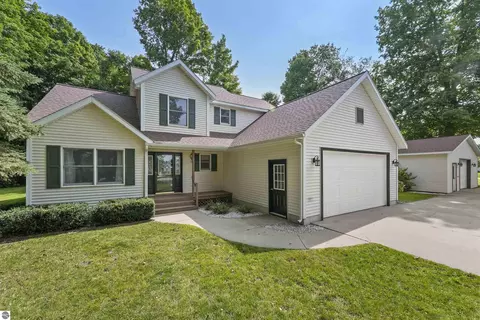 206 Maplebrooke Ln, Cadillac, MI 49601
