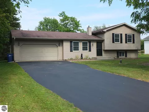 6154 Lillian Ln, Traverse City, MI 49685