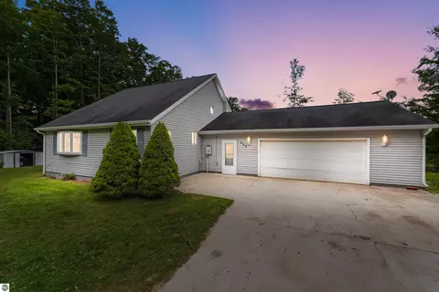 668 W 18 12 Rd, Mesick, MI 49668