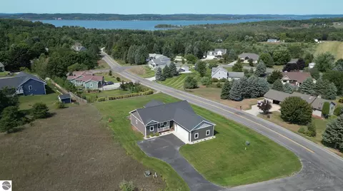 7317 E Leelanau Hills Dr, Traverse City, MI 49684