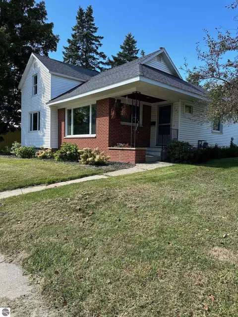 127 E Cherry St, Fremont, MI 49412