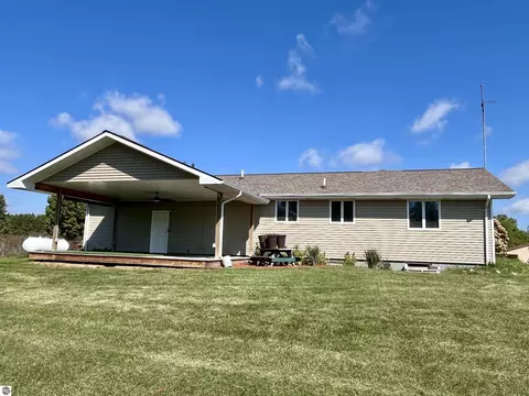 2330 E Surrey Rd, Farwell, MI 48622 photo 7