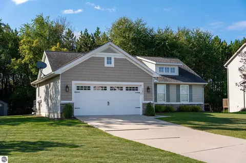 5296 Bridle Ln, Mount Pleasant, MI 48858
