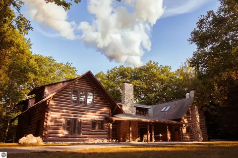 15311 E Wood How Ln, Northport, MI 49670