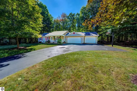 19195 Beechridge Dr, Lake Ann, MI 49650