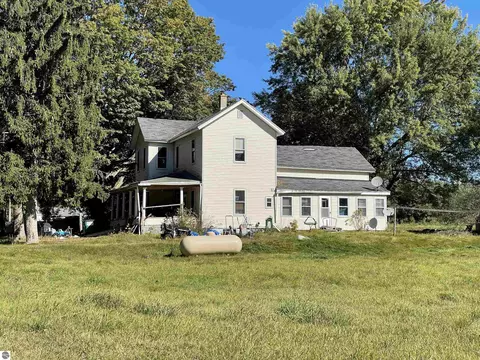 96 Lincoln St, Luther, MI 49656