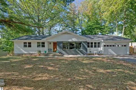 559 Bloomfield Rd, Traverse City, MI 49686