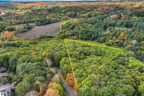 001 Incochee Crest Cmns, Traverse City, MI 49684