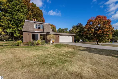 3140 Crestview Dr, Traverse City, MI 49684