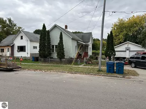 217 10th St, Manistee, MI 49660
