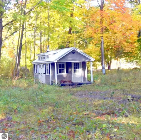 9943 Maple Dr, Lake, MI 48632