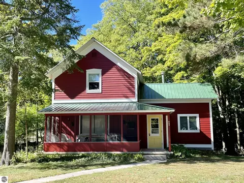 950 Barber St, Benzonia, MI 49616