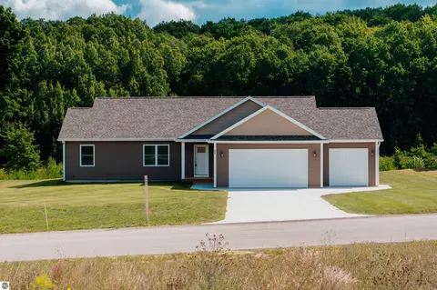886 Coyote Ln, Traverse City, MI 49696