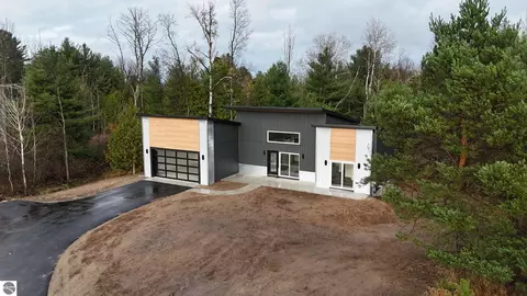 9901 Cushman Ct, Williamsburg, MI 49690
