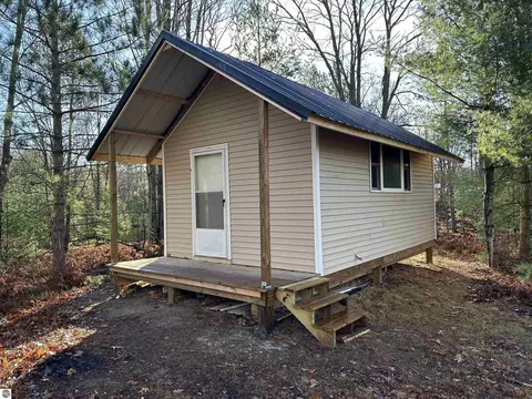 Vl Forest Drive, Cadillac, MI 49601