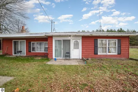 6600 N Sheridan Rd, Edmore, MI 48829