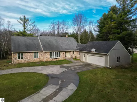 290 Cedar Dr, Mount Pleasant, MI 48858