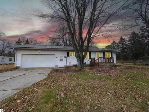 8074 N Pine Grv, Vestaburg, MI 48891