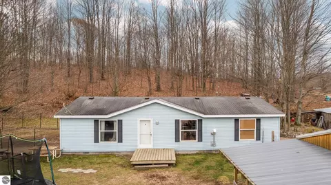 18427 Lindy Rd, Thompsonville, MI 49683