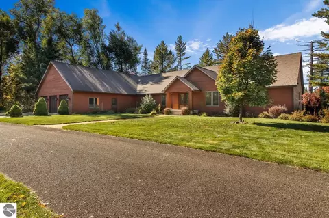 510 White Pine Trl, Cadillac, MI 49601