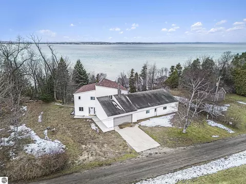 15825 Upper Birch Dr, Traverse City, MI 49686