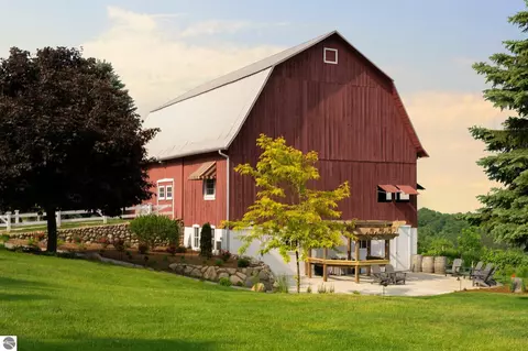 10343 E Hilltop Rd, Suttons Bay, MI 49682