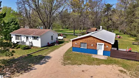 10555 N Twin Creek Rd, Irons, MI 49644