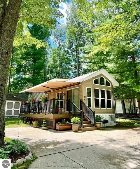 2757 Owens Dr UNIT 84, Houghton Lake, MI 48629