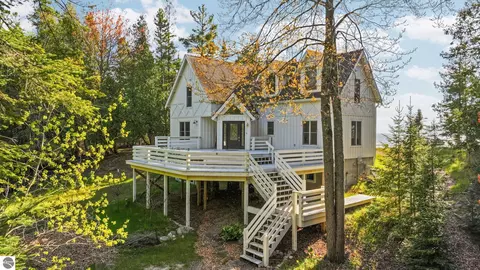 33171 Mrs Reddings Trl, Beaver Island, MI 49782