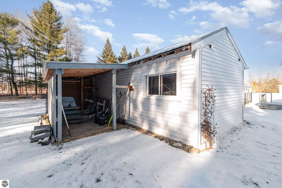  582 Cedardale Dr, Rose City, MI 48654 photo 4