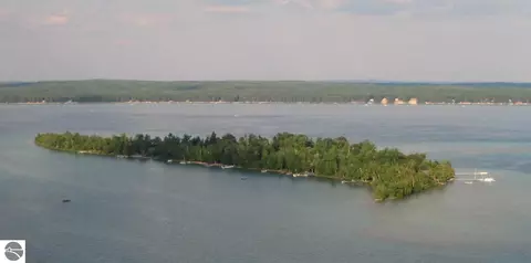 31 Treasure Is, Roscommon, MI 48653