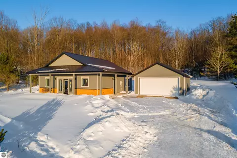 5381 Clearview Dr, Bellaire, MI 49615